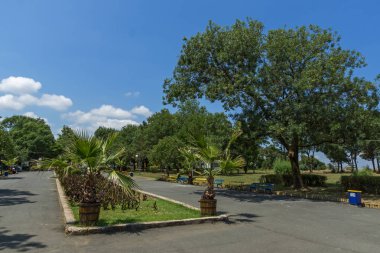 Tsarevo, Bulgaristan - 27 Haziran 2013: Park çiçeklerle kasaba Tsarevo, Burgaz bölge, Bulgaristan