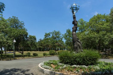 Tsarevo, Bulgaristan - 27 Haziran 2013: Park çiçeklerle kasaba Tsarevo, Burgaz bölge, Bulgaristan