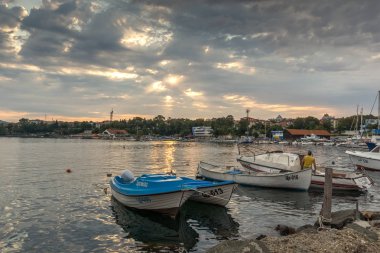 Tsarevo, Bulgaristan - 28 Haziran 2013: Gemi liman şehri Tsarevo, Burgaz bölge, Bulgaristan, günbatımında