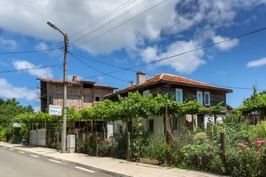 Ahtopol, Bulgaristan - 30 Haziran 2013: Sokak ve evler rezovo, Burgaz bölge, Bulgaristan Köyü