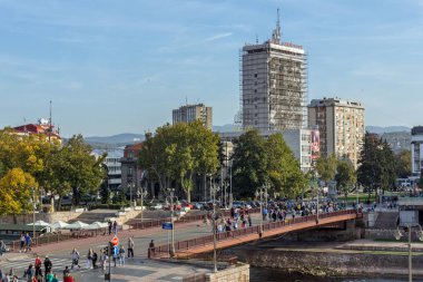 Nis, Sırbistan - 21 Ekim 2017: panoramik şehir NIS ve Nisava Nehri, Sırbistan üzerinde köprü
