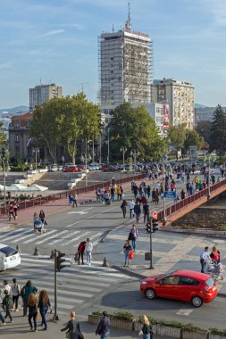 Nis, Sırbistan - 21 Ekim 2017: panoramik şehir NIS ve Nisava Nehri, Sırbistan üzerinde köprü
