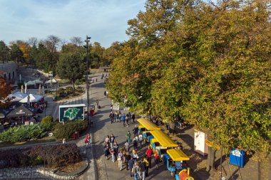 Nis, Sırbistan - 21 Ekim 2017: görünümünü park City niş, Sırbistan ve kale içinde