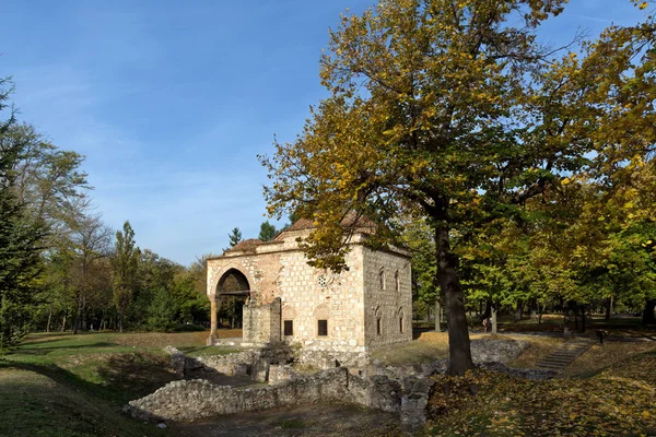 Nis, Sırbistan - 21 Ekim 2017: Sunset görünümünü Bali Camii kale şehir NIS, Sırbistan