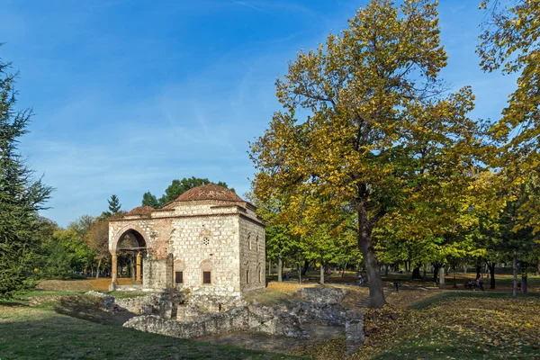 Nis, Sırbistan - 21 Ekim 2017: Sunset görünümünü Bali Camii kale şehir NIS, Sırbistan