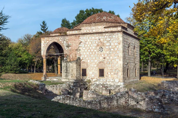 Nis, Sırbistan - 21 Ekim 2017: Sunset görünümünü Bali Camii kale şehir NIS, Sırbistan