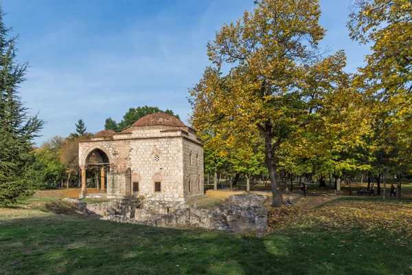 Nis, Sırbistan - 21 Ekim 2017: Sunset görünümünü Bali Camii kale şehir NIS, Sırbistan
