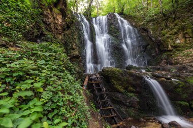 Peyzaj Koleshino şelaleler cascade Belasica dağ, Novo Selo, Makedonya Cumhuriyeti