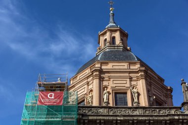 Madrid, İspanya - 23 Ocak 2018: St Andrew Kilisesi Madrid şehir, İspanya görünümünü şaşırtıcı