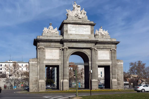Madrid, İspanya - 23 Ocak 2018: görünüm Puerta de Toledo şehir Madrid, İspanya, Amazing