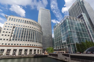 Londra, İngiltere - 17 Haziran 2016: İşletme Binası ve gökdelen Canary Wharf, Londra, İngiltere, İngiltere'de