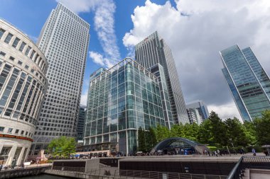 Londra, İngiltere - 17 Haziran 2016: İşletme Binası ve gökdelen Canary Wharf, Londra, İngiltere, İngiltere'de