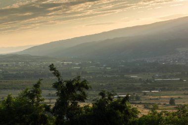 Şaşırtıcı günbatımı manzara Petrich vadinin Belasitsa dağ, bölge Yukarı Cuma, Bulgaristan