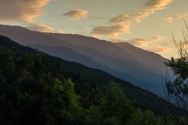 Şaşırtıcı günbatımı manzara Petrich vadinin Belasitsa dağ, bölge Yukarı Cuma, Bulgaristan
