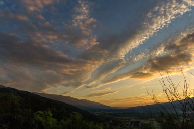 Şaşırtıcı günbatımı manzara Petrich vadinin Belasitsa dağ, bölge Yukarı Cuma, Bulgaristan