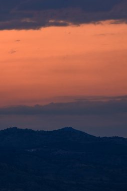 Muhteşem gün batımı Panorama Ograzhden dağ, bölge Yukarı Cuma, Bulgaristan