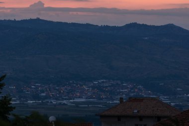 Muhteşem gün batımı Panorama Ograzhden dağ, bölge Yukarı Cuma, Bulgaristan