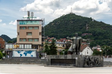 Ustrumca, Makedonya - 21 Haziran 2018: Kasaba Ustrumca,, Makedonya Cumhuriyeti Merkez Meydanı Panoraması