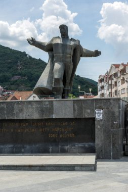 Ustrumca, Makedonya - 21 Haziran 2018: Anıt, Gotse Delçev kasaba Ustrumca,, Makedonya Cumhuriyeti Merkez Meydanı