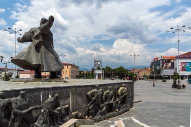 Ustrumca, Makedonya - 21 Haziran 2018: Anıt, Gotse Delçev kasaba Ustrumca,, Makedonya Cumhuriyeti Merkez Meydanı