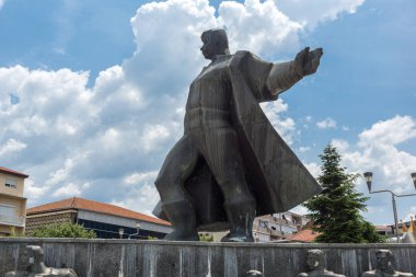 Ustrumca, Makedonya - 21 Haziran 2018: Anıt, Gotse Delçev kasaba Ustrumca,, Makedonya Cumhuriyeti Merkez Meydanı