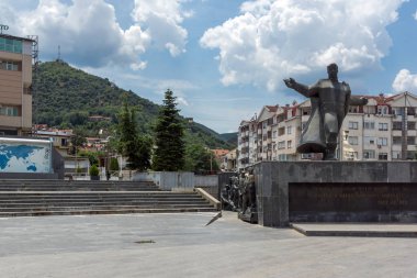 Ustrumca, Makedonya - 21 Haziran 2018: Anıt, Gotse Delçev kasaba Ustrumca,, Makedonya Cumhuriyeti Merkez Meydanı