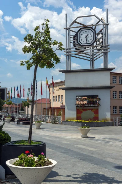 Ustrumca, Makedonya - 21 Haziran 2018: Saat Kulesi kasaba Ustrumca,, Makedonya Cumhuriyeti Merkez Meydanı