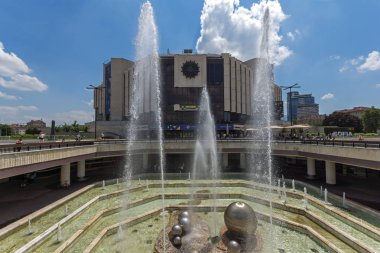 Sofia, Bulgaristan-20 Mayıs 2018: Sofya, Bulgaristan Ulusal Kültür Sarayı önünde çeşmeler