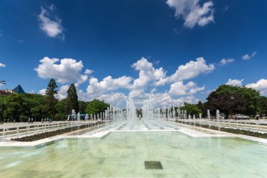 Sofia, Bulgaristan-20 Mayıs 2018: Sofya, Bulgaristan Ulusal Kültür Sarayı önünde çeşmeler