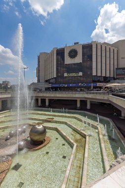 Sofia, Bulgaristan-20 Mayıs 2018: Sofya, Bulgaristan Ulusal Kültür Sarayı önünde çeşmeler