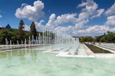 Sofia, Bulgaristan-20 Mayıs 2018: Sofya, Bulgaristan Ulusal Kültür Sarayı önünde çeşmeler