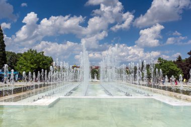 Sofia, Bulgaristan-20 Mayıs 2018: Sofya, Bulgaristan Ulusal Kültür Sarayı önünde çeşmeler