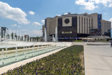 Sofia, Bulgaristan-20 Mayıs 2018: Sofya, Bulgaristan Ulusal Kültür Sarayı önünde çeşmeler