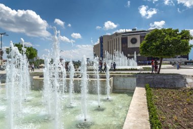 Sofia, Bulgaristan-20 Mayıs 2018: Sofya, Bulgaristan Ulusal Kültür Sarayı önünde çeşmeler