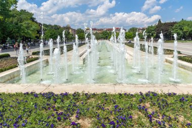 Sofia, Bulgaristan-20 Mayıs 2018: Sofya, Bulgaristan Ulusal Kültür Sarayı önünde çeşmeler