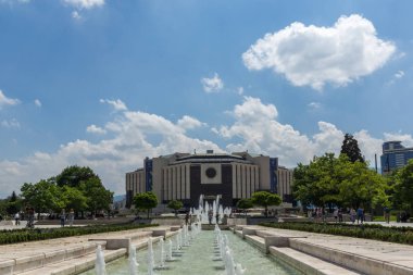 Sofia, Bulgaristan-20 Mayıs 2018: Sofya, Bulgaristan Ulusal Kültür Sarayı önünde çeşmeler