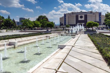 Sofia, Bulgaristan-20 Mayıs 2018: Sofya, Bulgaristan Ulusal Kültür Sarayı önünde çeşmeler