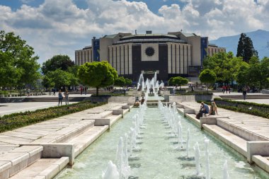 Sofia, Bulgaristan-20 Mayıs 2018: Sofya, Bulgaristan Ulusal Kültür Sarayı önünde çeşmeler