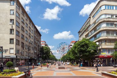 Sofia, Bulgaristan-20 Mayıs 2018: Boulevard Vitosha yılında Sofya şehrin insanlar yürürken