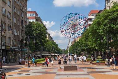 Sofia, Bulgaristan-20 Mayıs 2018: Boulevard Vitosha yılında Sofya şehrin insanlar yürürken