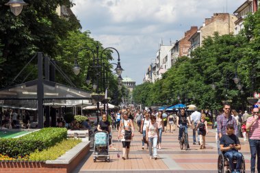 Sofia, Bulgaristan-20 Mayıs 2018: Boulevard Vitosha yılında Sofya şehrin insanlar yürürken