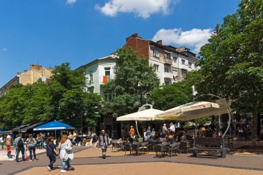 Sofia, Bulgaristan-20 Mayıs 2018: Boulevard Vitosha yılında Sofya şehrin insanlar yürürken