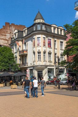 Sofia, Bulgaristan-20 Mayıs 2018: Boulevard Vitosha yılında Sofya şehrin insanlar yürürken