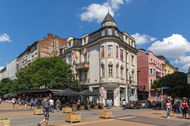 Sofia, Bulgaristan-20 Mayıs 2018: Boulevard Vitosha yılında Sofya şehrin insanlar yürürken