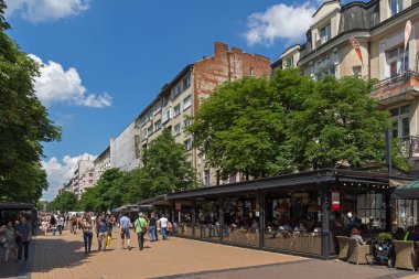 Sofia, Bulgaristan-20 Mayıs 2018: Boulevard Vitosha yılında Sofya şehrin insanlar yürürken