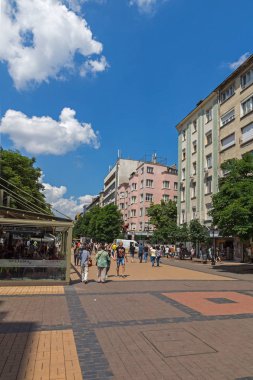 Sofia, Bulgaristan-20 Mayıs 2018: Boulevard Vitosha yılında Sofya şehrin insanlar yürürken