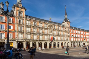 Madrid, İspanya - 23 Ocak 2018: Binaların Plaza Mayor Madrid, İspanya, cephe