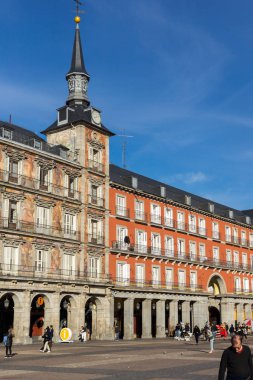 Madrid, İspanya - 23 Ocak 2018: Binaların Plaza Mayor Madrid, İspanya, cephe