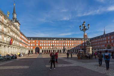 Madrid, İspanya - 23 Ocak 2018: Binaların Plaza Mayor Madrid, İspanya, cephe