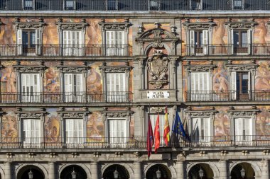 Madrid, İspanya - 23 Ocak 2018: Binaların Plaza Mayor Madrid, İspanya, cephe